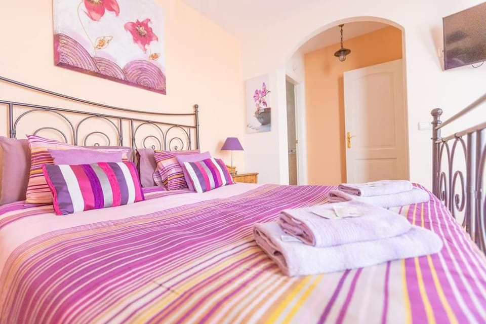 Bed, Bedroom, towels