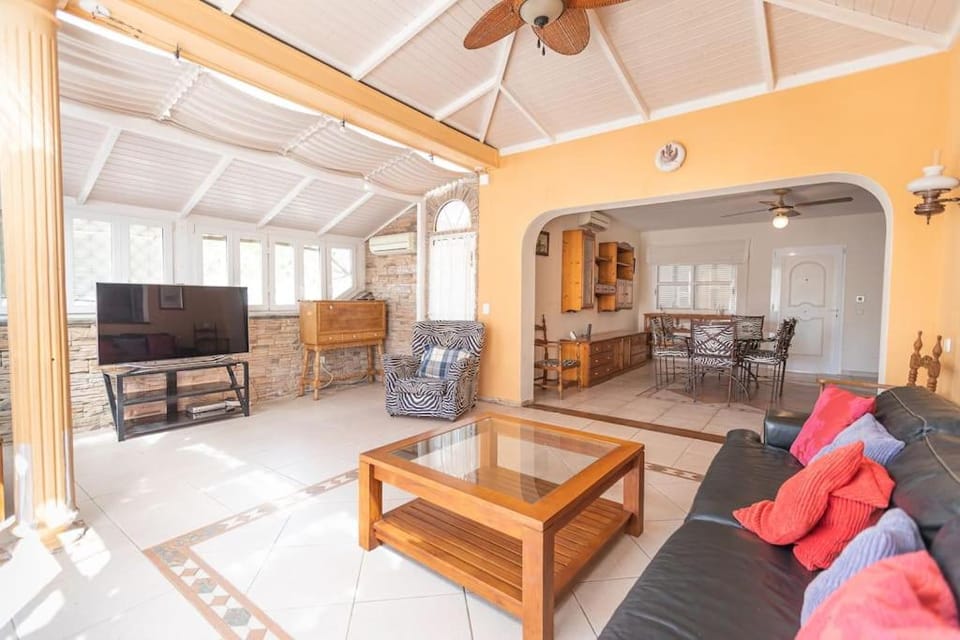 Communal lounge/ TV room, Living room, Seating area
