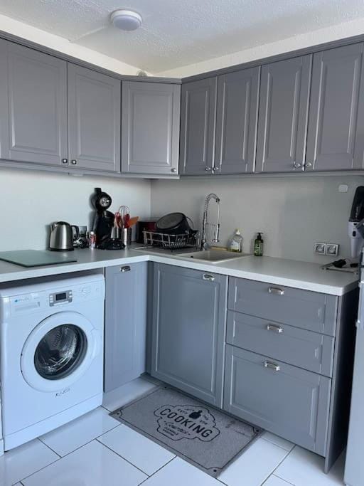 Coffee/tea facilities, dishwasher, minibar, stove