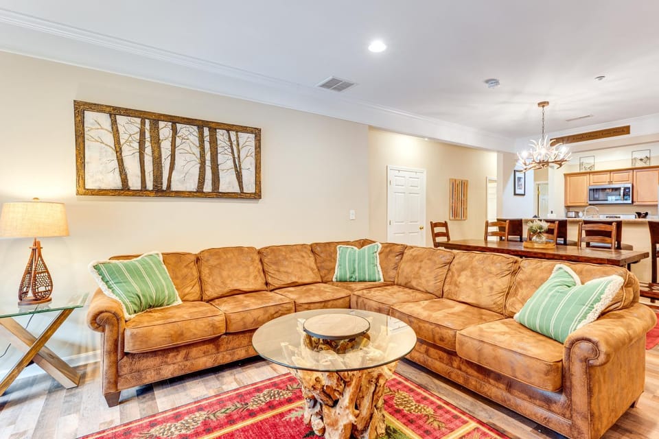 Relaxing Lincoln Condo w/ Fireplace & Shuttle House in Woodstock