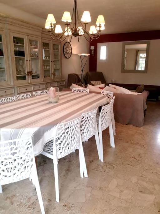 Maison de 6 chambres avec piscine privée, jardin aménagé et wifi à Pernes-les-Fontaines House in Pernes-les-Fontaines
