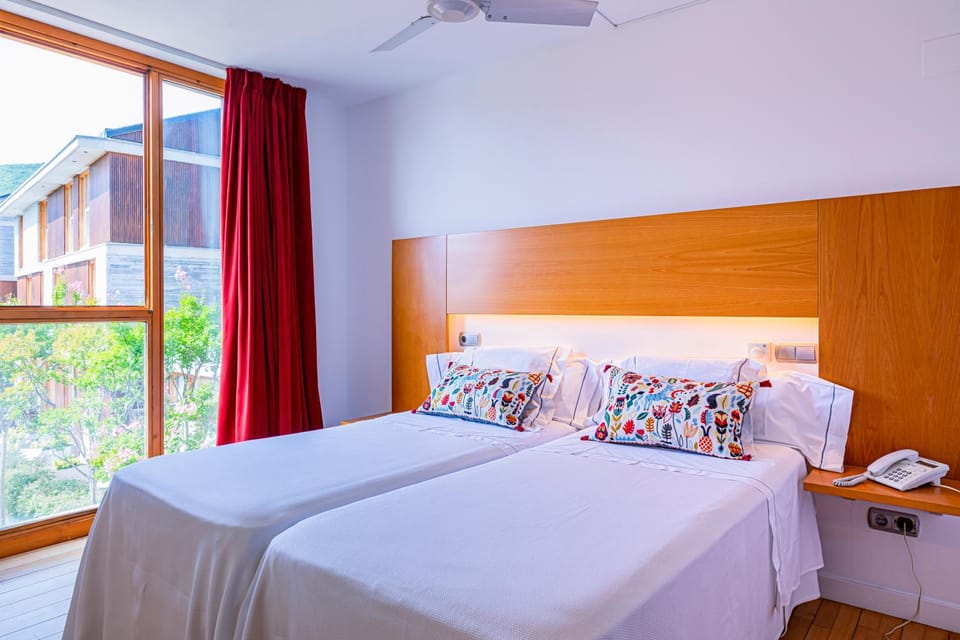 Bed, Photo of the whole room, Garden view, Mountain view, Mountain view, Pool view