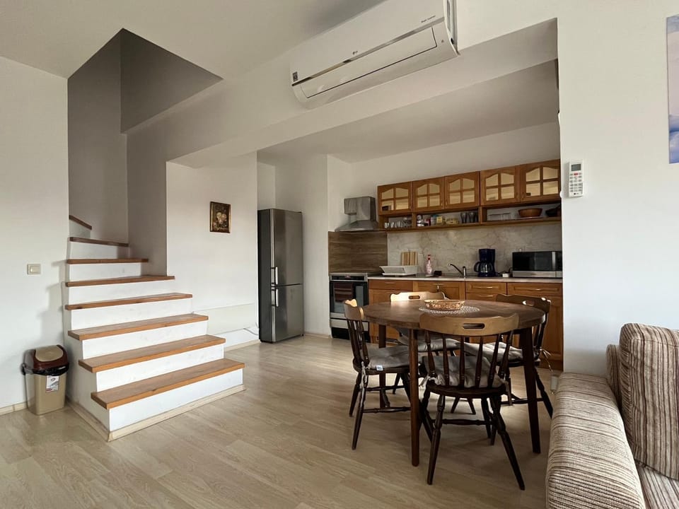 Kitchen or kitchenette, Dining area