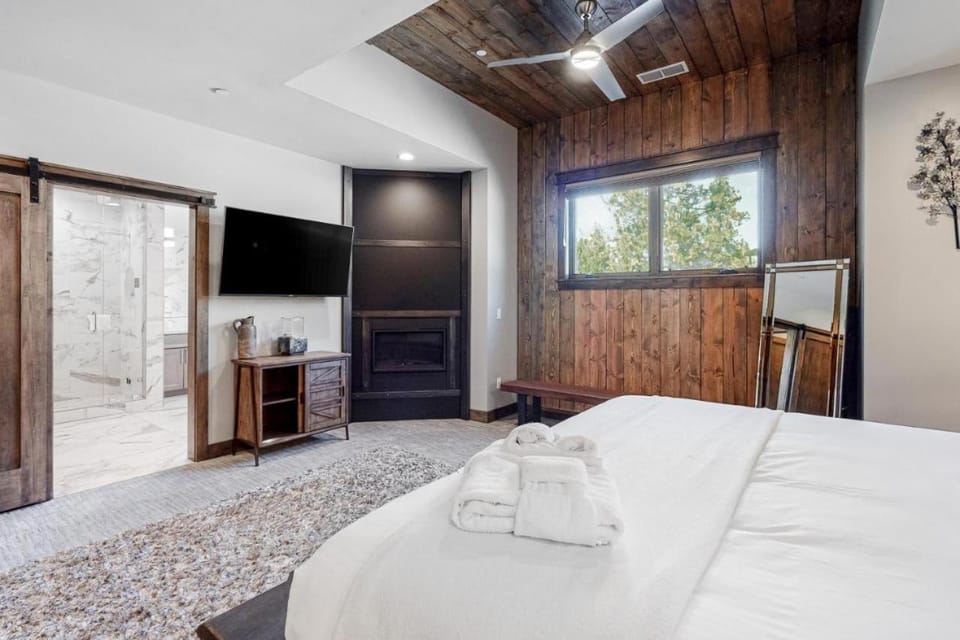 Bed, TV and multimedia, Bedroom