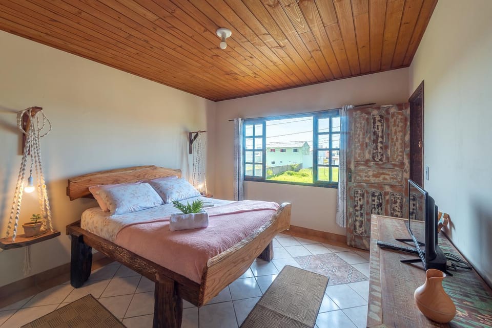 Bed, TV and multimedia, View (from property/room), Bedroom