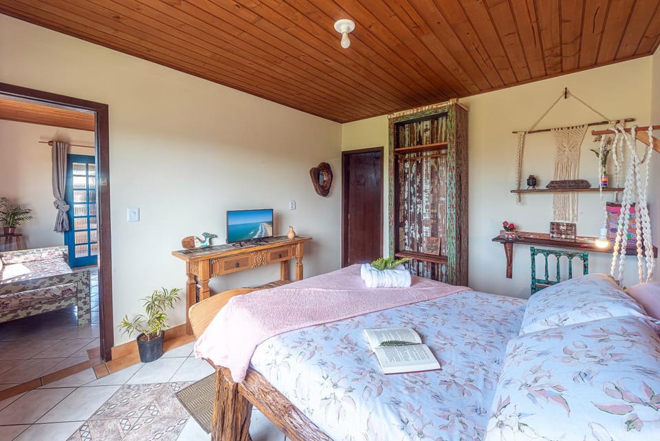 Bed, TV and multimedia, Photo of the whole room, hair dresser