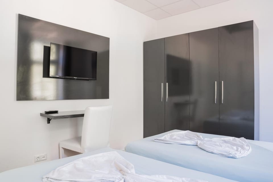 Bed, TV and multimedia, Photo of the whole room, Bedroom, wardrobe