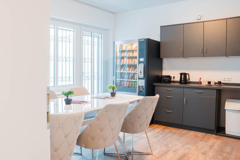 Restaurant/places to eat, Kitchen or kitchenette, Kitchen or kitchenette, Food and drinks, Dining area, Communal kitchen, Food, Lunch, Dinner, stove, vending machine, kitchen, kitchen