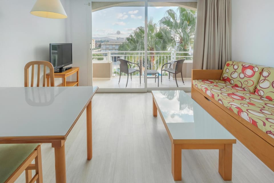 TV and multimedia, View (from property/room), Balcony/Terrace, Living room, Seating area