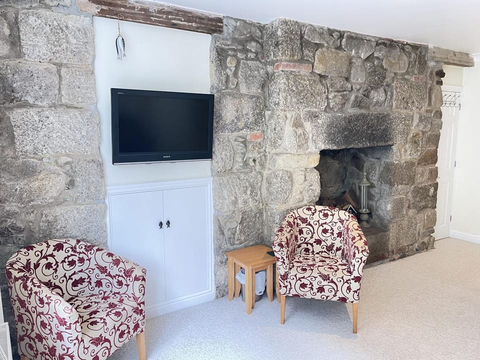 Property building, TV and multimedia, Seating area