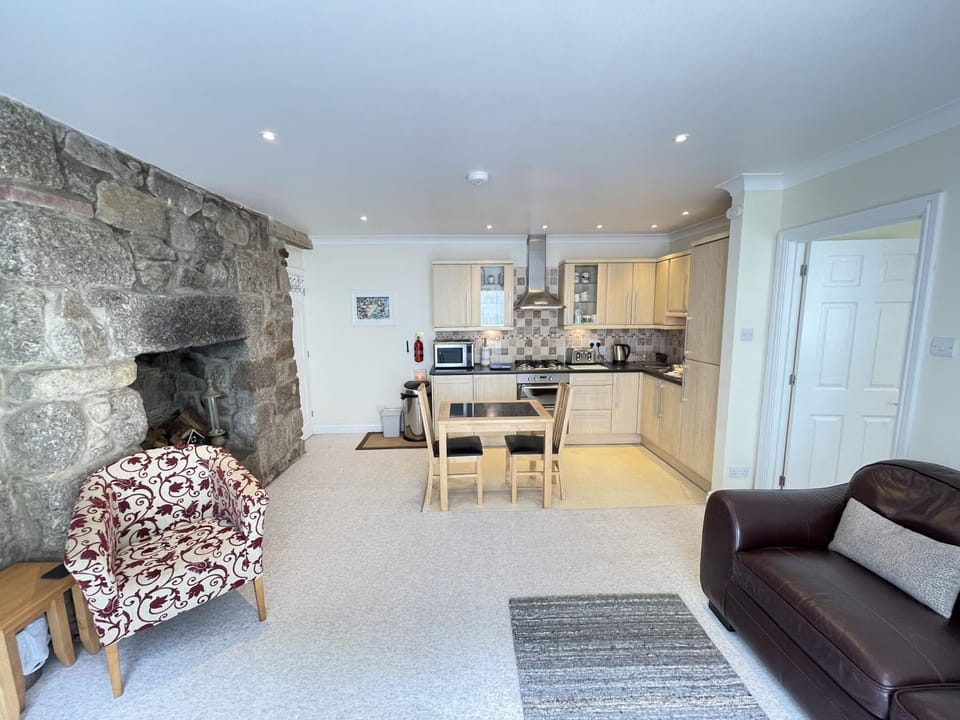 Property building, Kitchen or kitchenette, Living room, Seating area, Dining area, minibar, pet friendly, stove, toaster