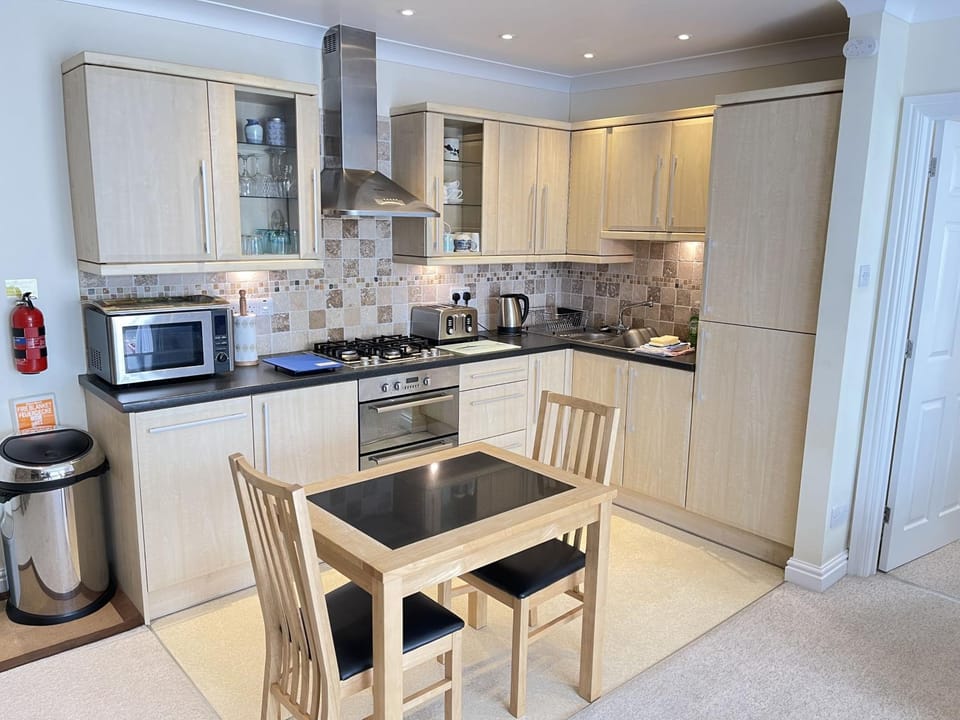 Property building, Kitchen or kitchenette, Dining area, minibar, pet friendly, stove, toaster
