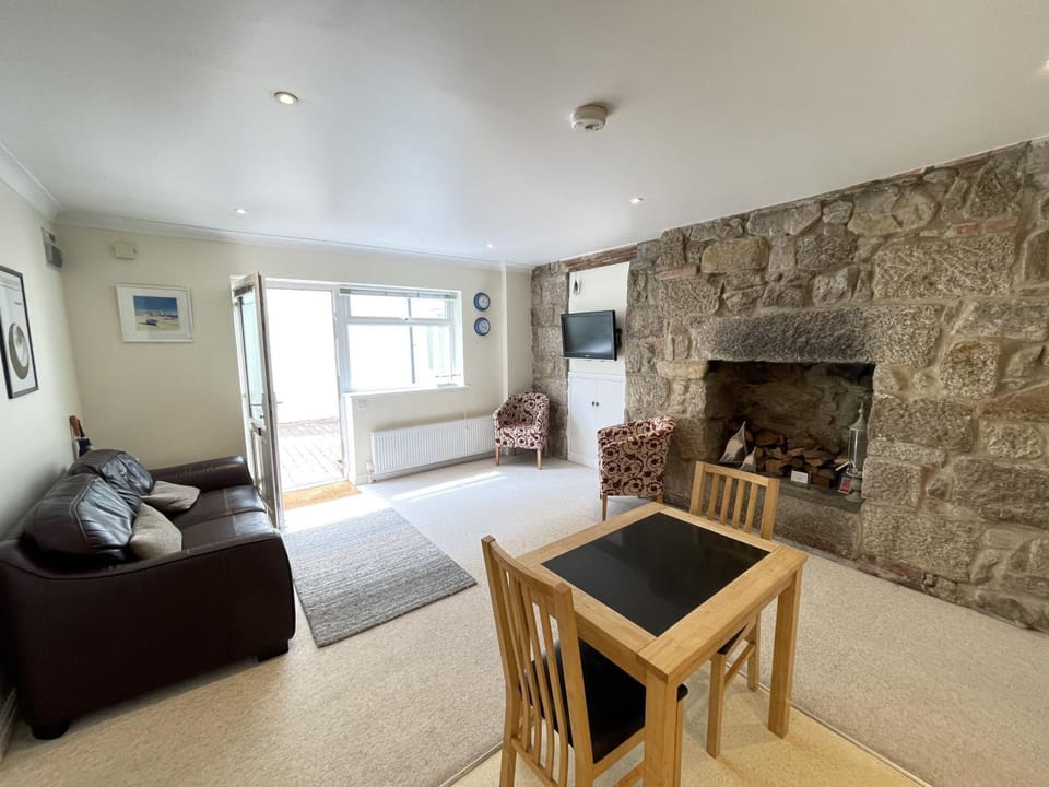 Property building, TV and multimedia, Living room, Seating area