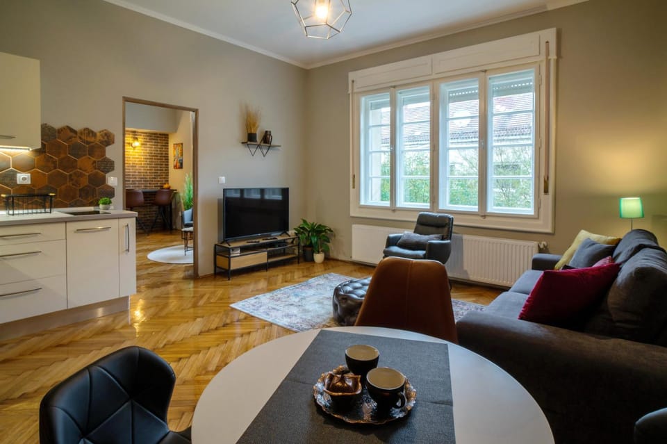 Communal lounge/ TV room, Dining area
