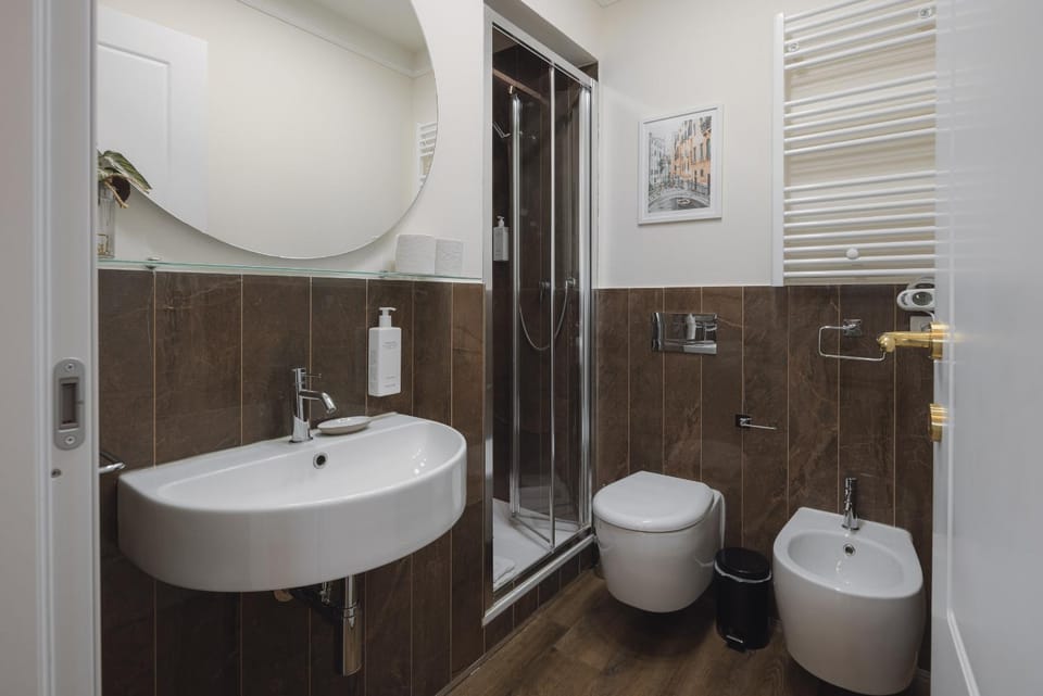 Toilet, bidet