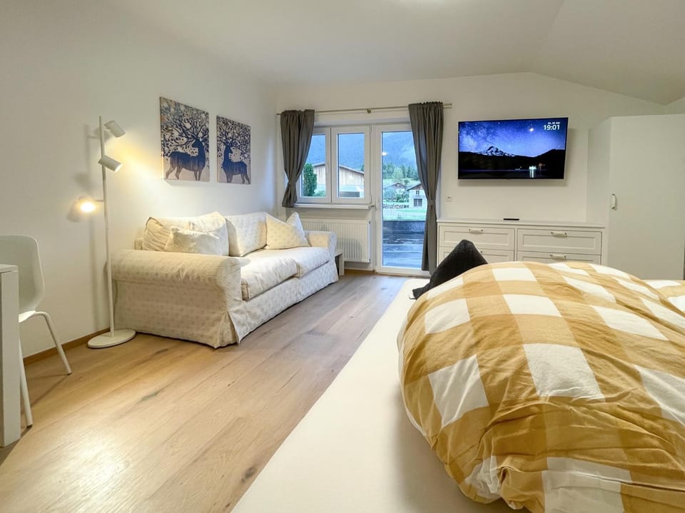 Bed, TV and multimedia, Living room, Photo of the whole room, Seating area, Bedroom