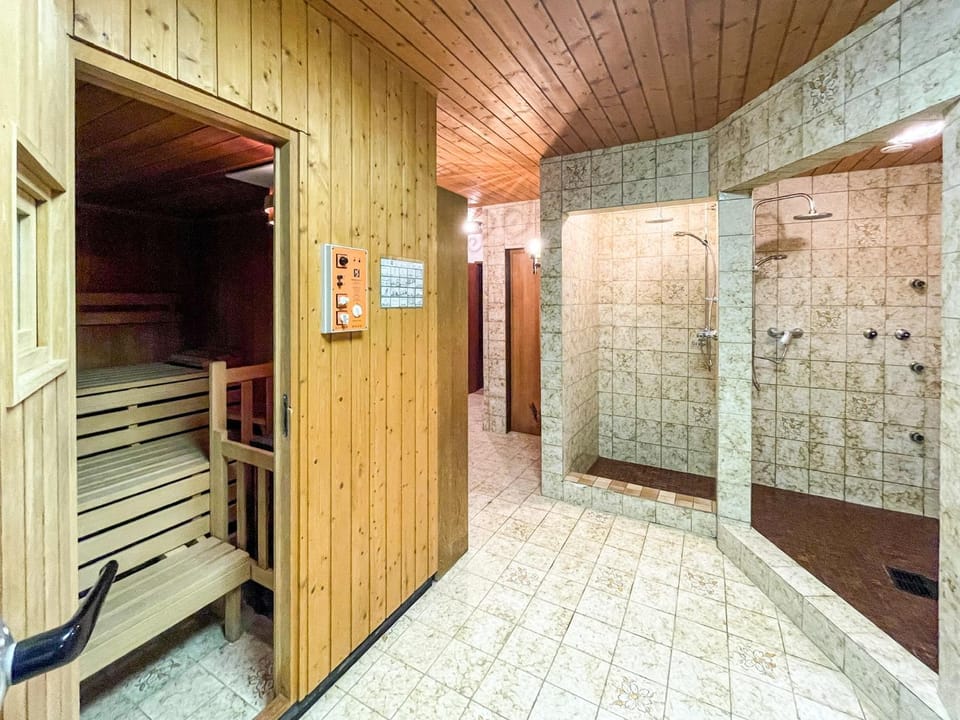 Shower, Sauna