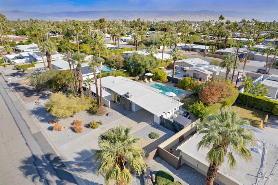 Cosmic Sunset House in Palm Springs