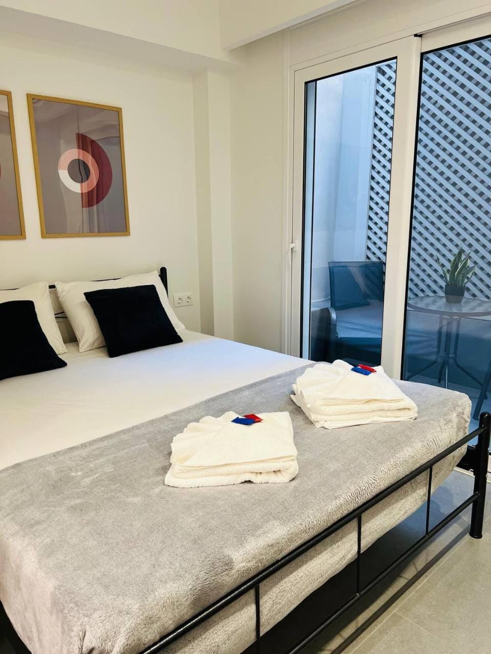 Bed, Bedroom, towels