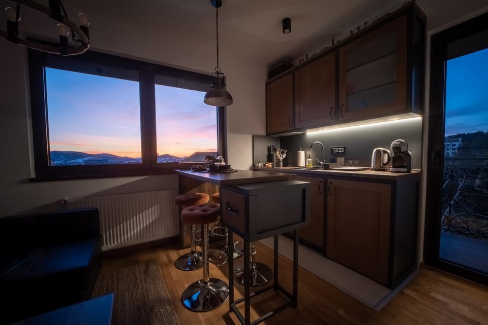 Natural landscape, Coffee/tea facilities, View (from property/room), View (from property/room), Kitchen or kitchenette, Dining area, City view, Garden view, Mountain view, pet friendly, stove, kitchen