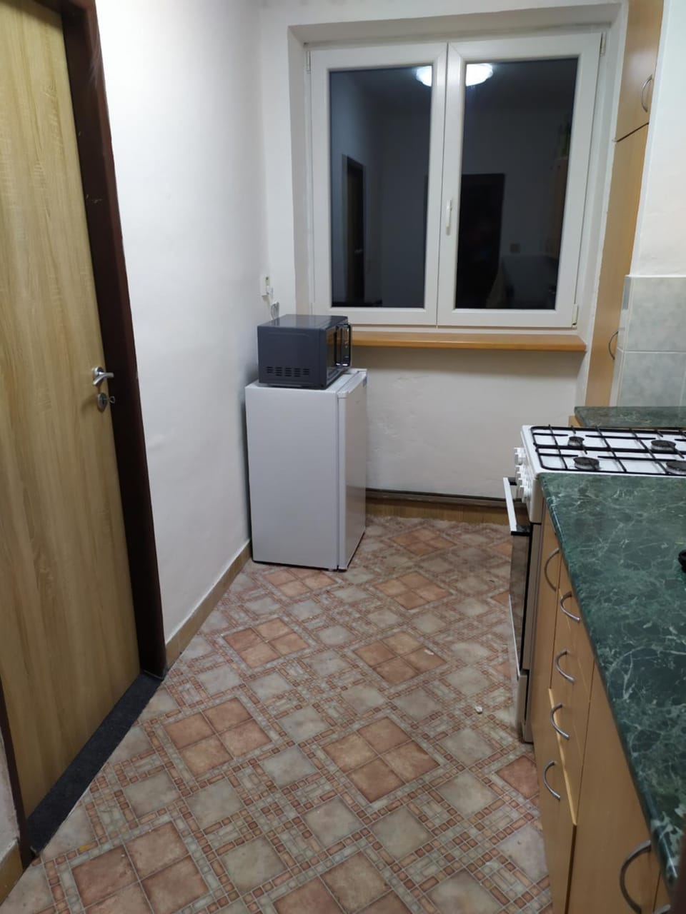 Kitchen or kitchenette, minibar