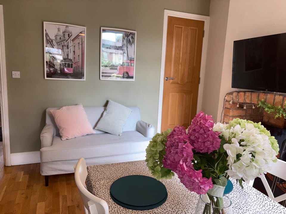 Central Derby pride park 4 bedrooms 7 beds -Spacious contractors large group -Cul de Sac EasyFREE PARKING House in Derby