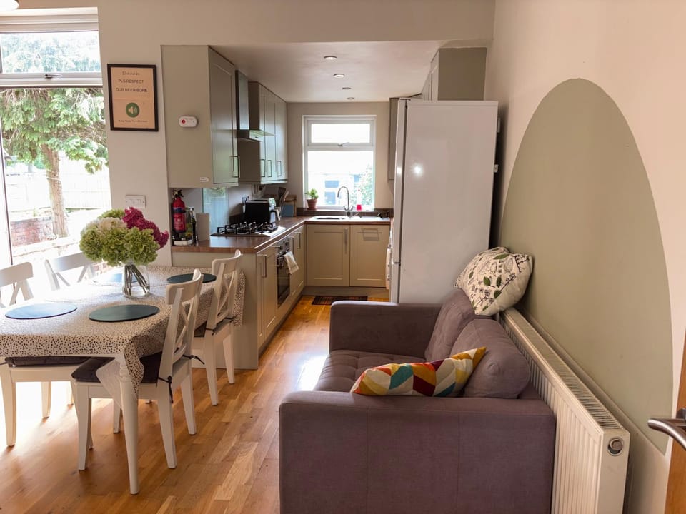 Central Derby pride park 4 bedrooms 7 beds -Spacious contractors large group -Cul de Sac EasyFREE PARKING House in Derby