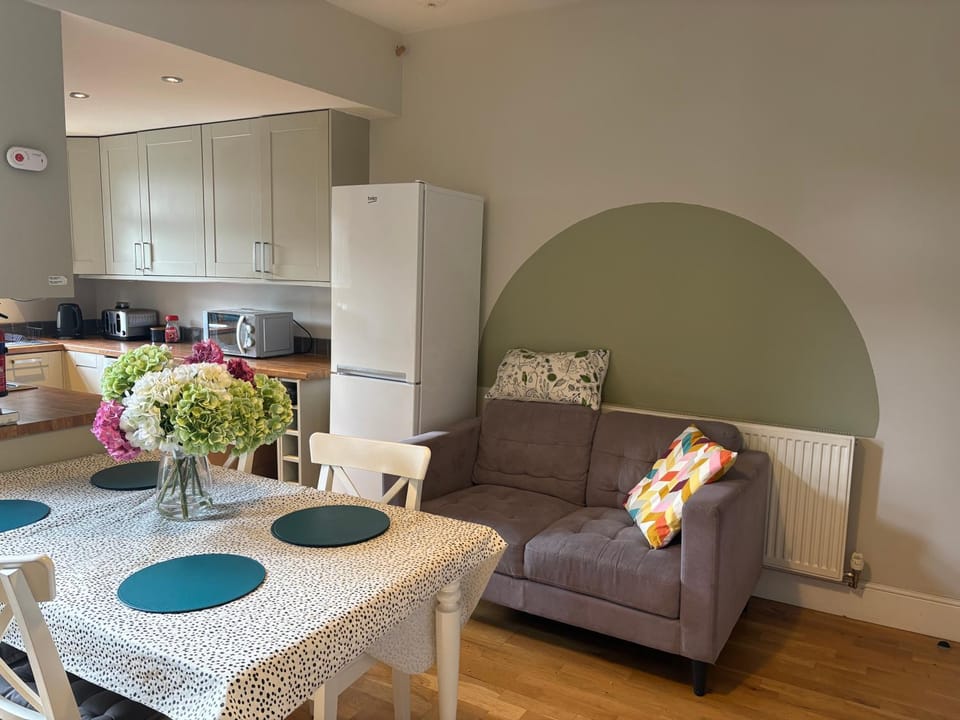 Central Derby pride park 4 bedrooms 7 beds -Spacious contractors large group -Cul de Sac EasyFREE PARKING House in Derby