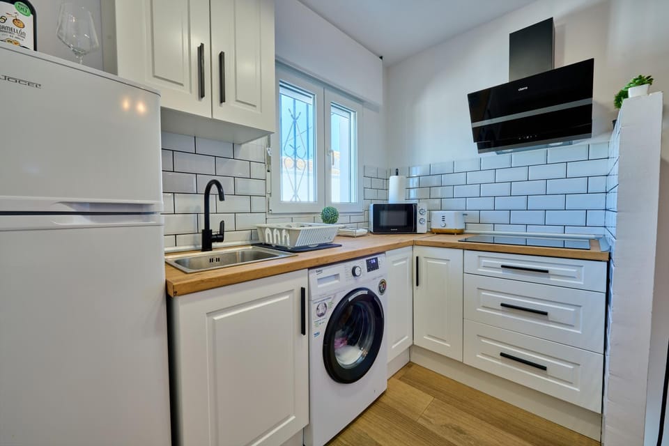 Kitchen or kitchenette, minibar, stove, toaster, washing machine