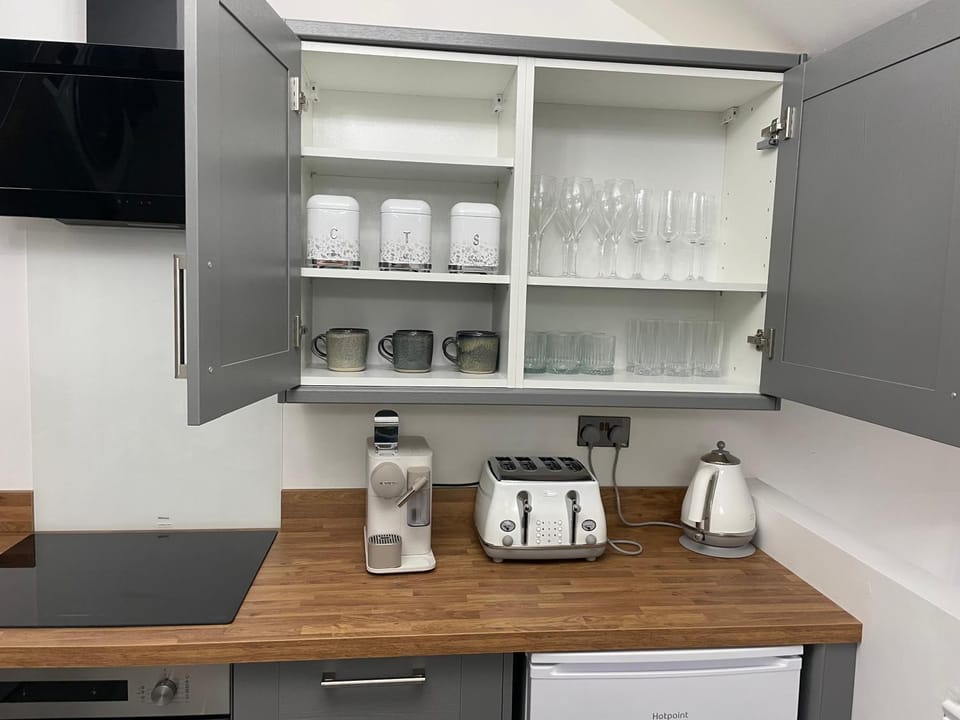 Coffee/tea facilities, Kitchen or kitchenette, stove, toaster