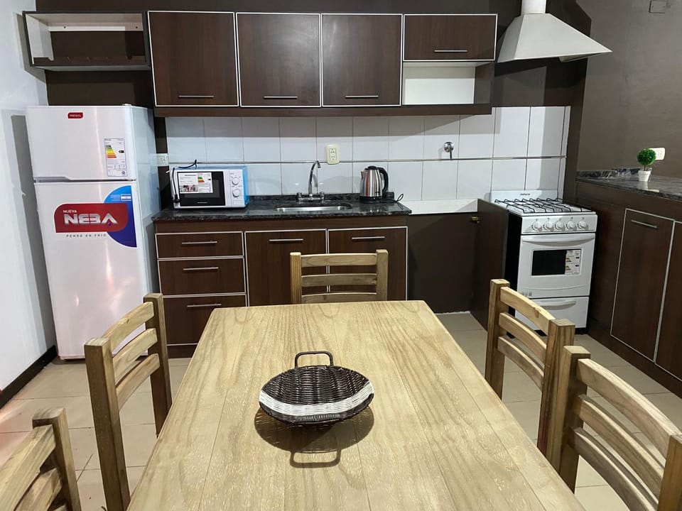 Kitchen or kitchenette, Dining area, minibar, stove