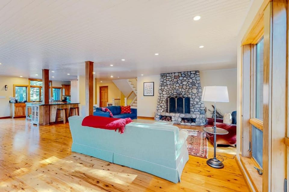 Rescue Lake House in Lake Rescue