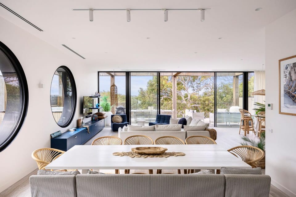 Santorini Blue Sorrento with heated spa and stunning views House in Melbourne Road