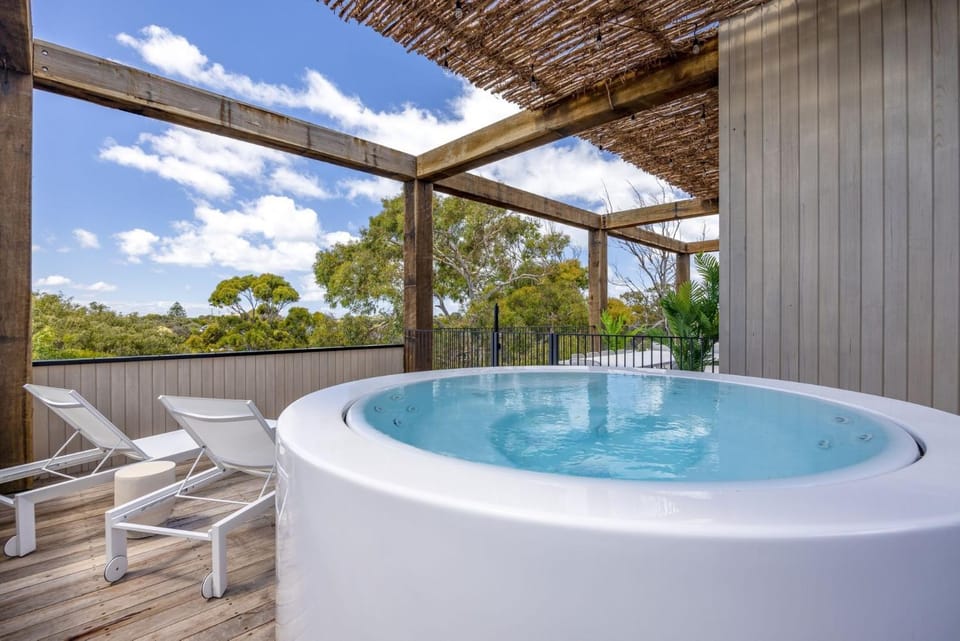 Santorini Blue Sorrento with heated spa and stunning views House in Melbourne Road