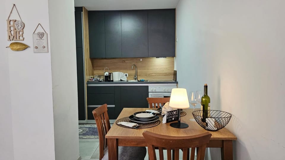 Kitchen or kitchenette, Dining area, kitchen