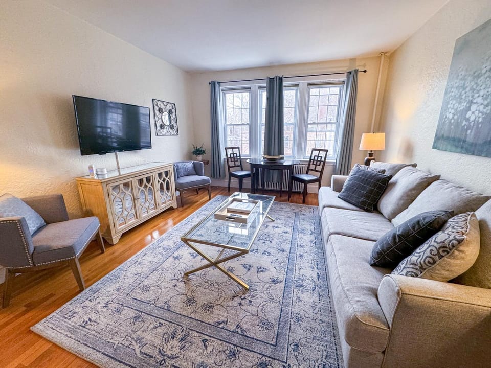 Sunny & Bright 1BR, Longwood Medical Hospitals Apartment in Brookline