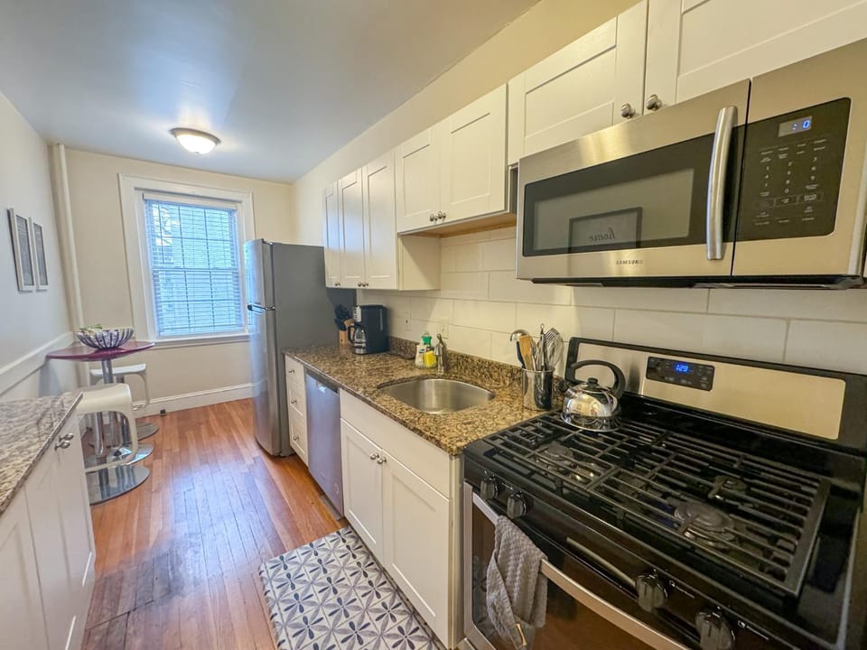 Sunny & Bright 1BR, Longwood Medical Hospitals Apartment in Brookline