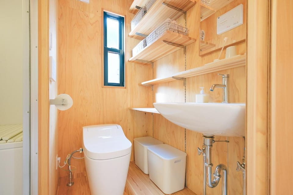 Toilet, bidet, towels