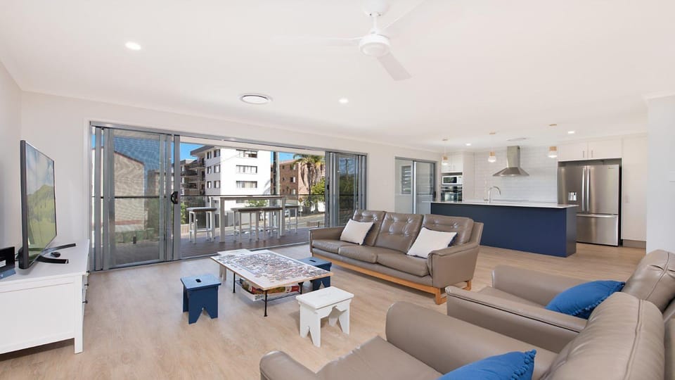 35 Moreton Parade Kings Beach QLD House in Kings Beach