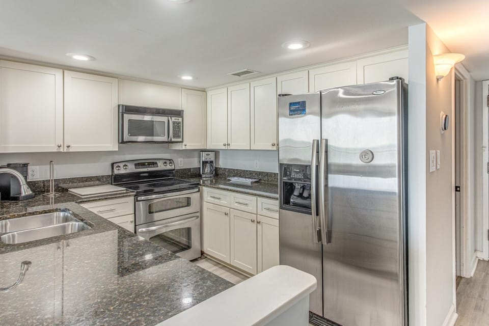 Classic Oceanfront Retreat! Myrtle Beach Condo House in North Myrtle Beach