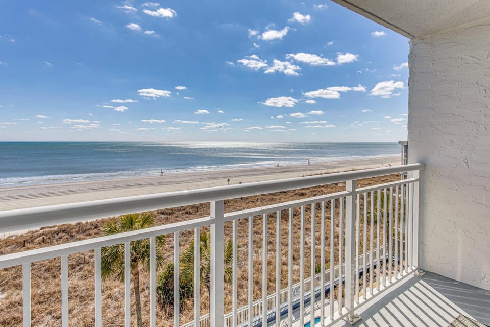 Classic Oceanfront Retreat! Myrtle Beach Condo House in North Myrtle Beach
