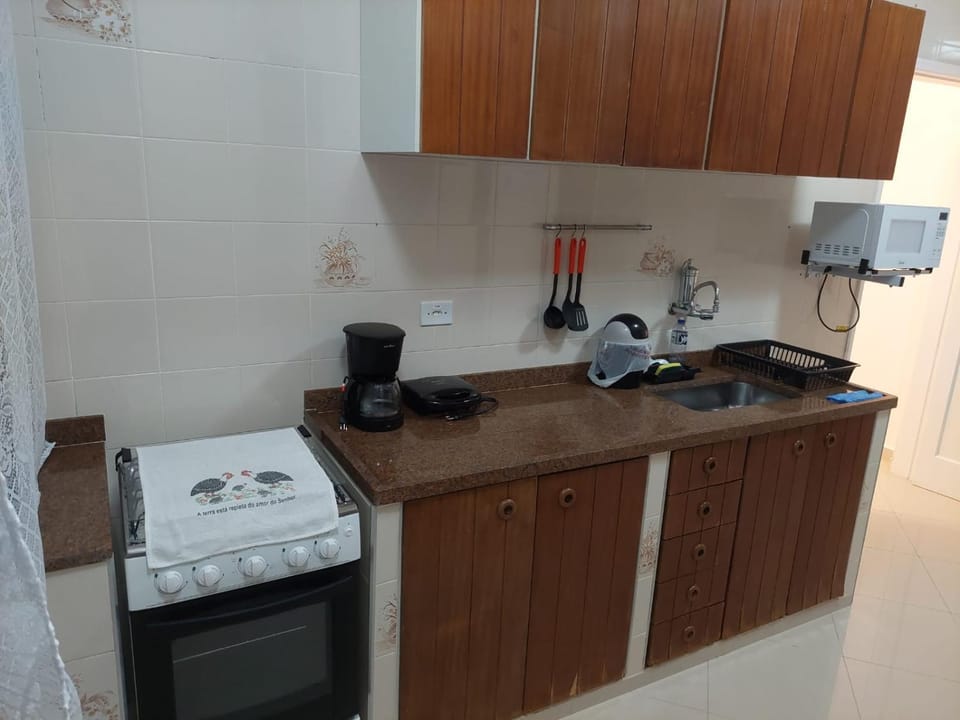 Kitchen or kitchenette, minibar, stove