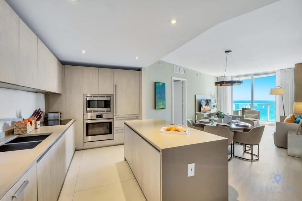 Ocean View Balcony, Beachfront Resort, Pools, Gym Apartment in Hollywood Beach