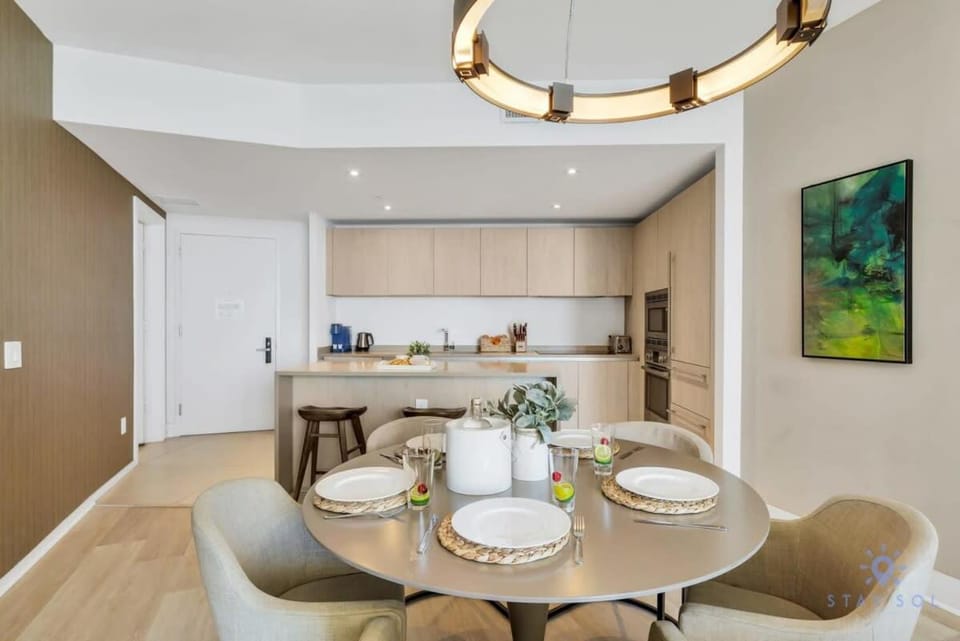 Ocean View Balcony, Beachfront Resort, Pools, Gym Apartment in Hollywood Beach