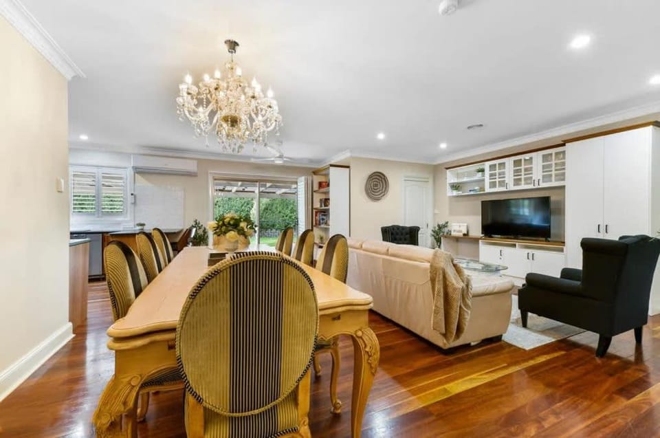 Roselawn Manor - 5 Bedroom Entertainer House in Orange