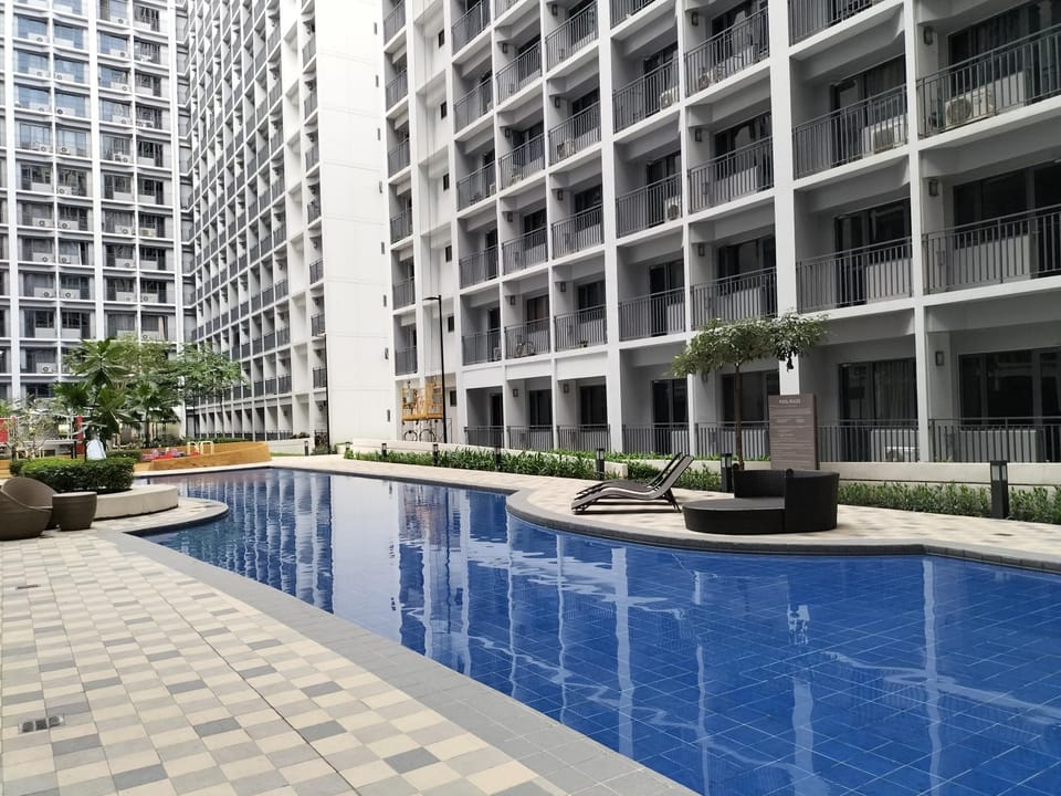 Property building, Day, Pool view, Swimming pool, Swimming pool, sunbed