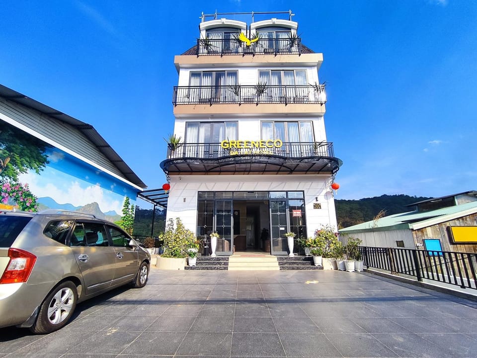 Property building, Day, Natural landscape, Location, Parking