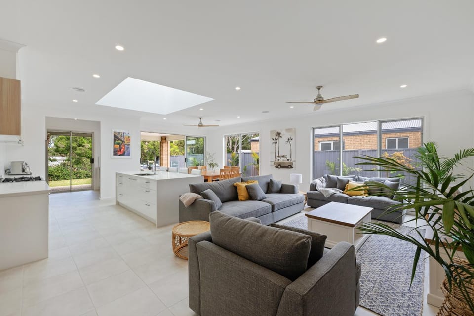 Kitchen or kitchenette, Living room, Seating area, fireplace