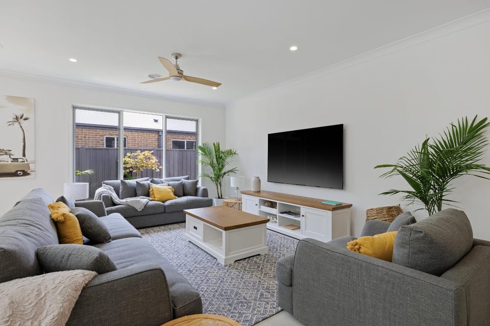 TV and multimedia, Living room, Seating area, Evening entertainment, fireplace