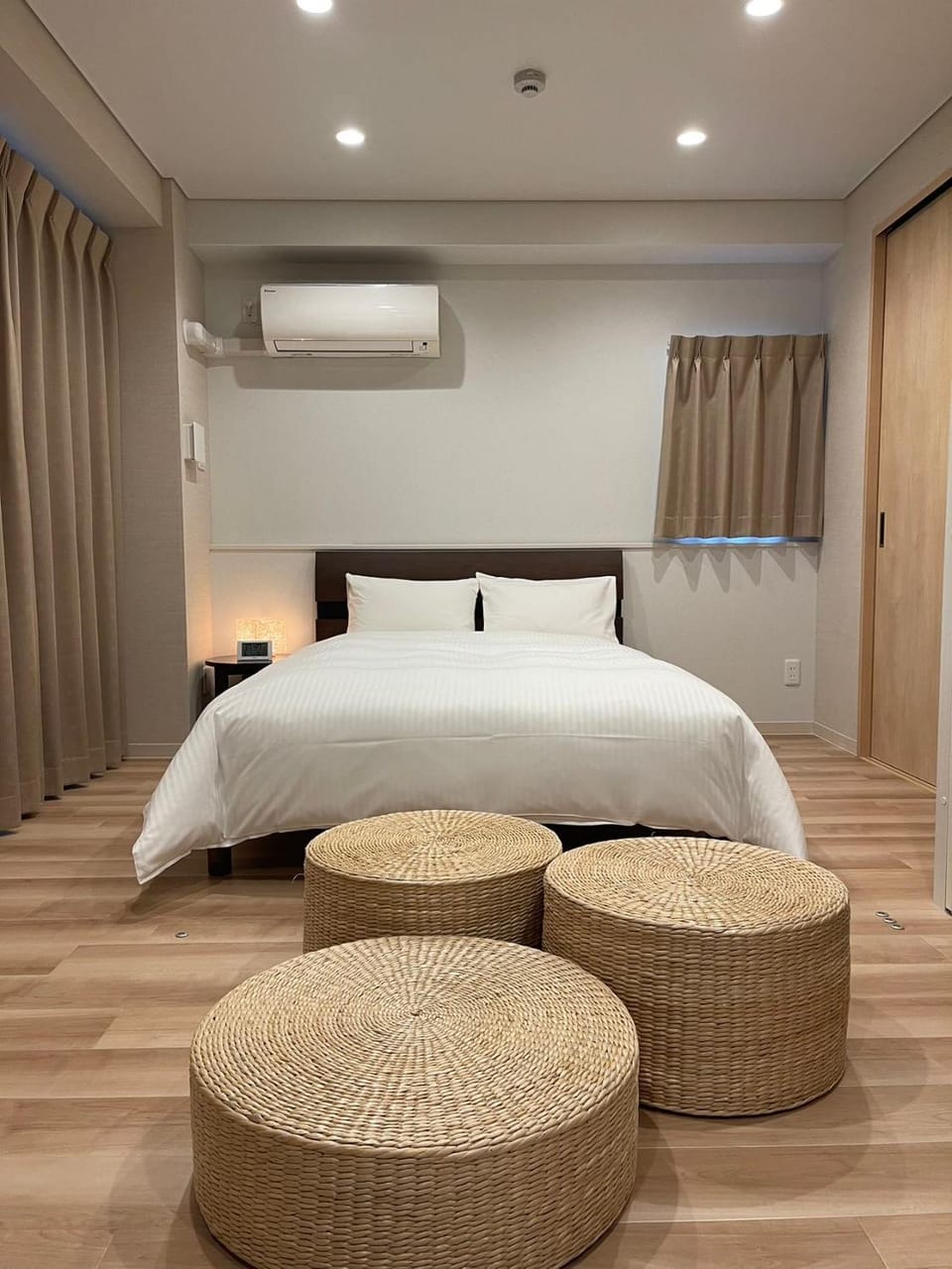 Bed, Living room, Photo of the whole room, Bedroom, wardrobe, air conditioner